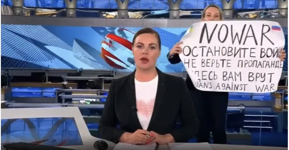Ρωσία: Η δημοσιογράφος Μαρίνα Οβσιάνικοβα επιβεβαιώνει ότι έχει διαφύγει από τον κατ' οίκον περιορισμό