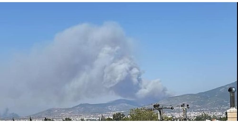 Φωτιά στη Σταμάτα κοντά σε σπίτια - Εκκενώνονται Αμυγδαλέζα, Γαλήνη και Ροδόπολη
