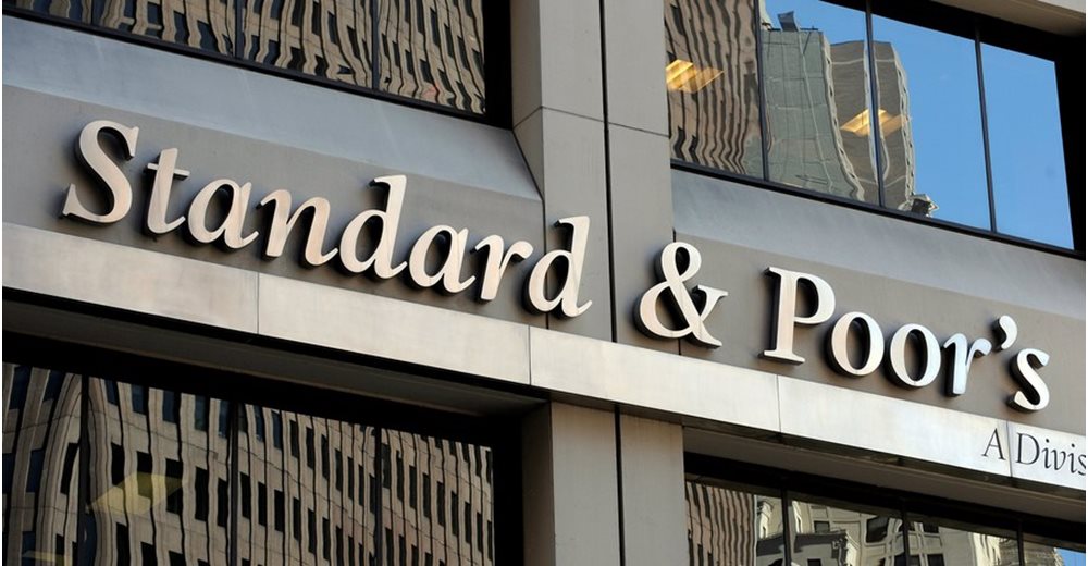 S&P για Ελλάδα: Διατήρησε το αξιόχρεο στο BBB-, αναβάθμισε το outlook σε θετικό