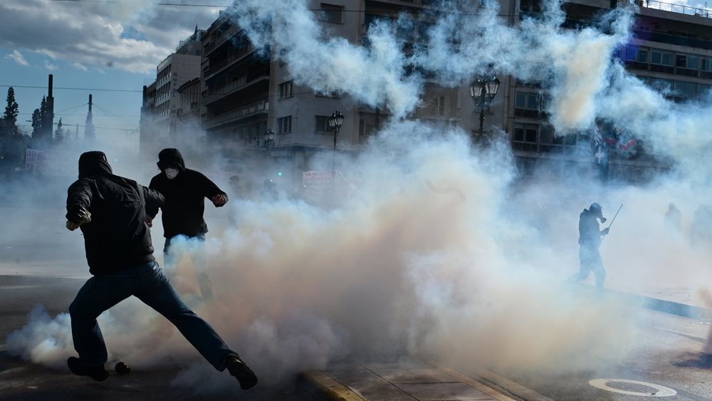 Σοβαρά επεισόδια στο πανεκπαιδευτικό συλλαλητήριο: Τραυματίστηκαν 9 φοιτητές και 7 αστυνομικοί