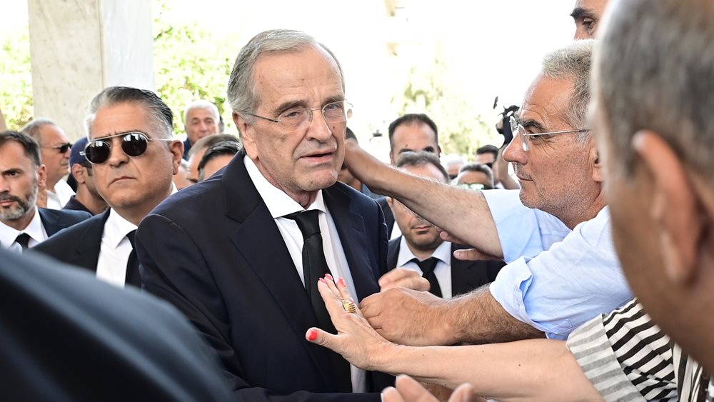 Κλίμα οδύνης στο τελευταίο αντίο στη Λένα Σαμαρά