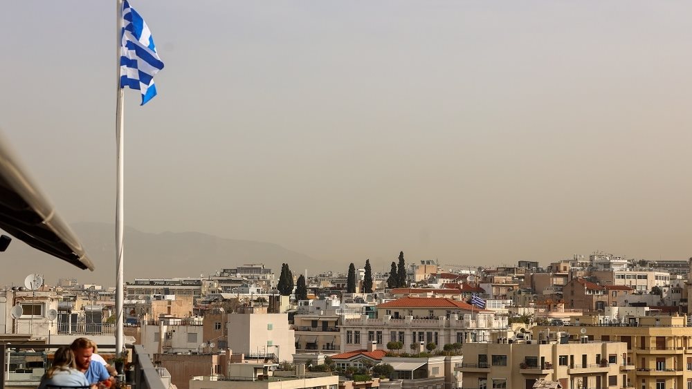 Καιρός: Αφρικανική σκόνη, ζέστη και άνεμοι Foen σε όλη τη χώρα – Πότε υποχωρεί το φαινόμενο