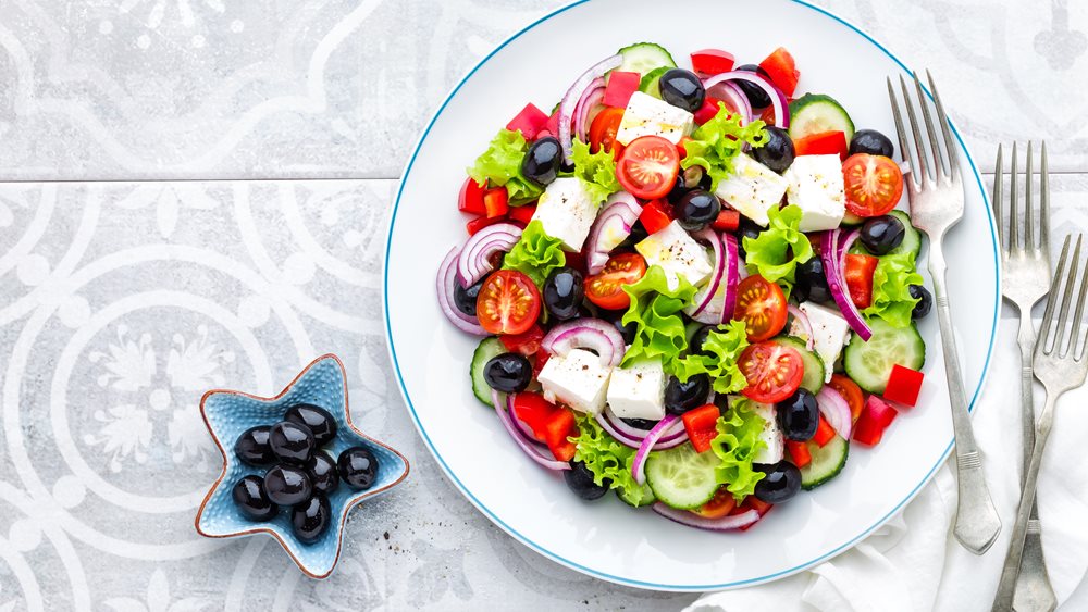 Τη χωριάτικη σαλάτα τη γνωρίζουμε καλά! Τα διατροφικά της οφέλη, όμως;