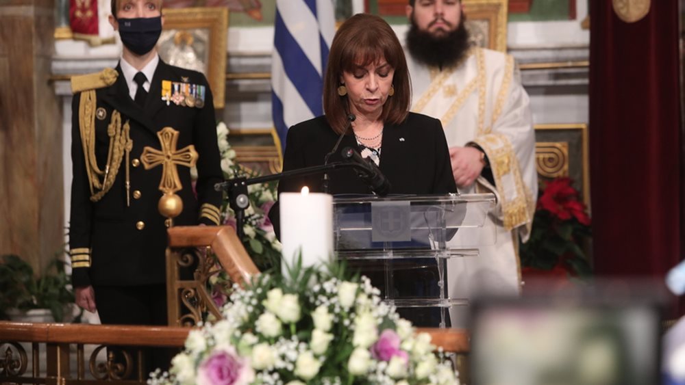 Κηδεία Κ. Παπούλια: Σήμερα αποχαιρετάμε έναν πιστό και ανυστερόβουλο υπηρέτη του τόπου μας, τόνισε η Πρόεδρος της Δημοκρατίας