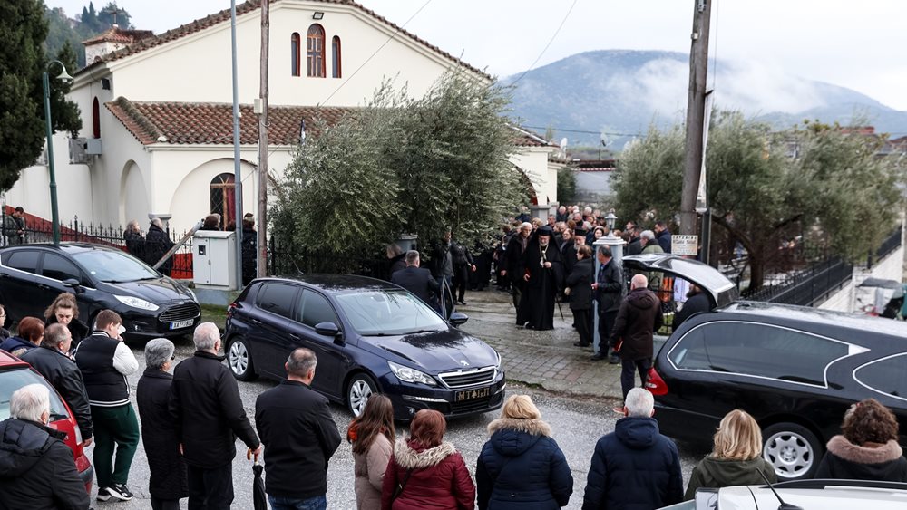 Σε βαρύ πένθος οι κηδείες των τριών γυναικών που έχασαν τη ζωή τους στη "Βιολάντα"