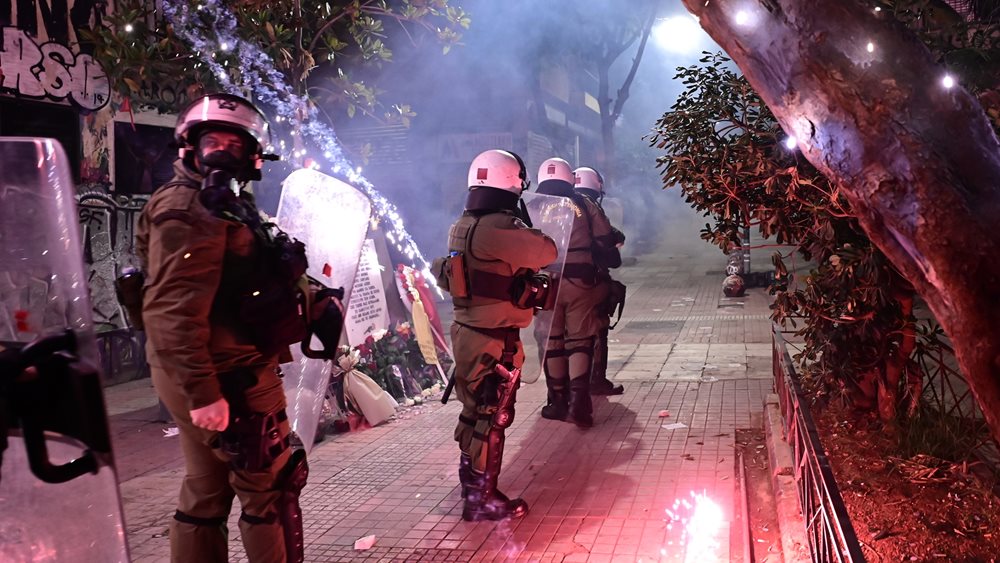 Επέτειος Αλ. Γρηγορόπουλου:  Επεισόδια σε Εξάρχεια και Θεσσαλονίκη μετά τις πορείες - Δεκάδες προσαγωγές