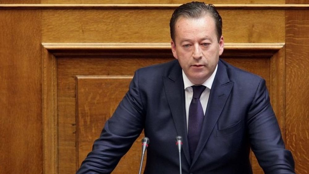 Βασίλης Κόκκαλης: Να επανακατασκευαστεί το έργο μνήμης στα Τέμπη και να βρεθούν αυτοί που το βεβήλωσαν