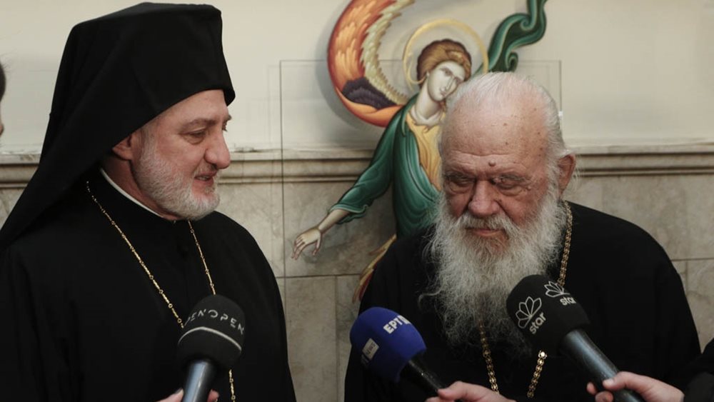 Ιερώνυμος: Να μένουν αβάπτιστα τα παιδιά ομόφυλων ζευγαριών