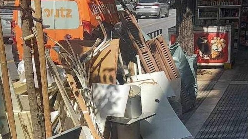 Θεσσαλονίκη: &quot;Τσουχτερή καμπάνα&quot; από τον δήμαρχο σε πολίτη που παράτησε ογκώδη αντικείμενα στο δρόμο