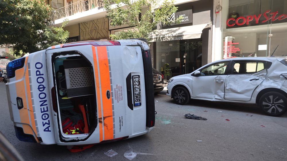 Ιδιωτικό ασθενοφόρο ανατράπηκε στο Γουδή – Νεκρός ο ασθενής που μεταφερόταν