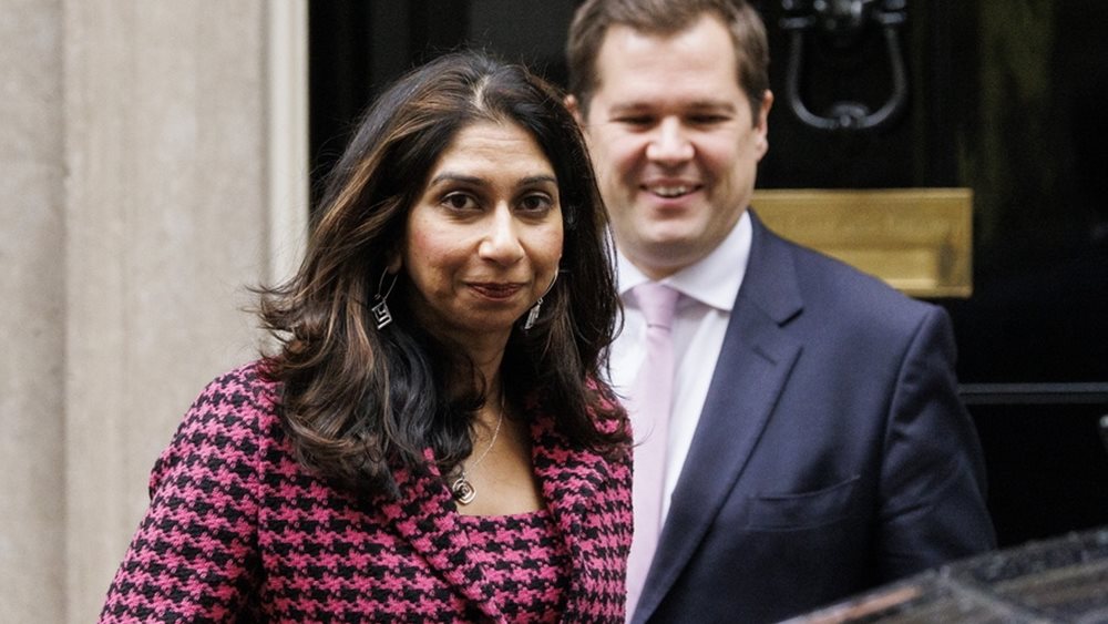 Βρετανία: Νέος ΥΠΕΞ ο πρώην πρωθυπουργός Κάμερον - "Καρατόμησε" την υπ. Εσωτερικών Μπρέιβερμαν ο Σούνακ