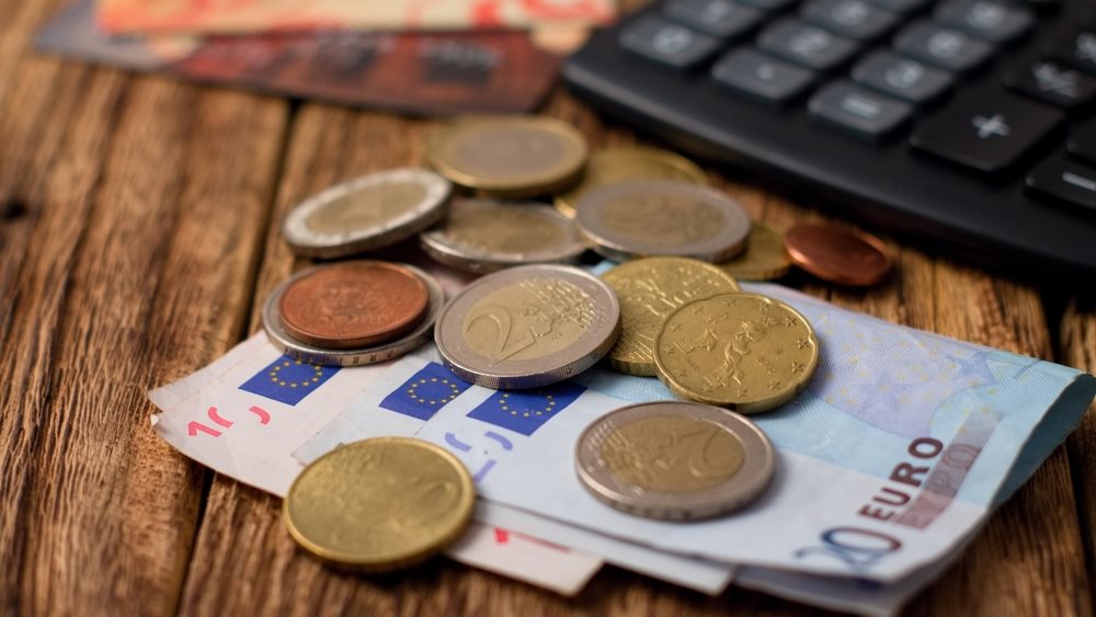 Οι Σοφοί &quot;διορθώνουν&quot; το πόρισμα αλλά επιμένουν σε μειώσεις μισθών για τους νέους