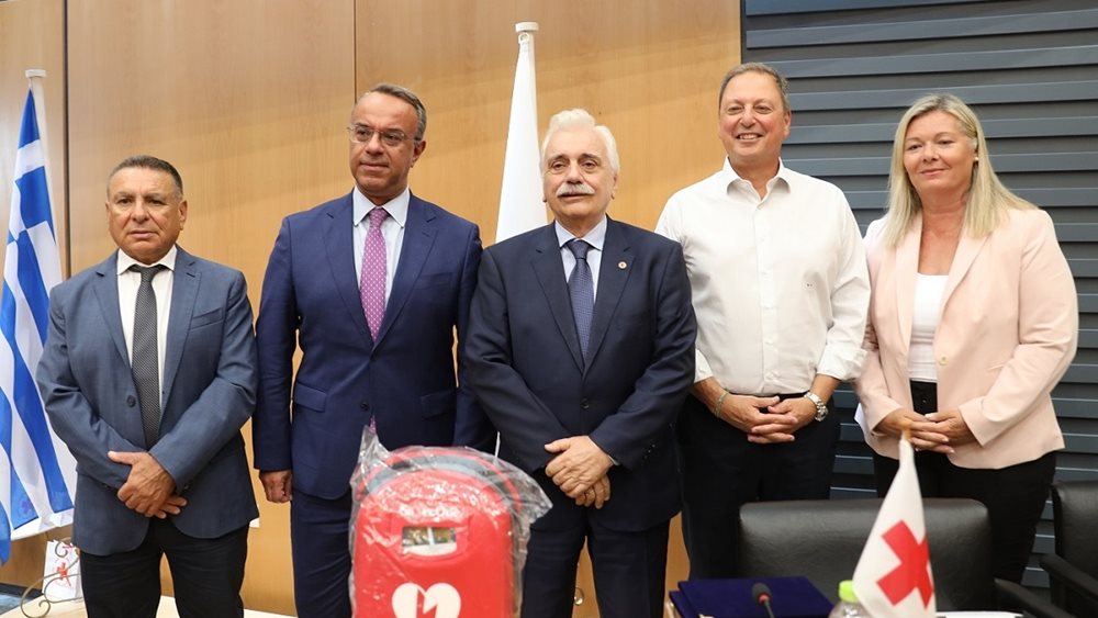 Η Helleniq Energy προσέφερε 11 υπερσύγχρονους απινιδωτές στον Ελληνικό Ερυθρό Σταυρό