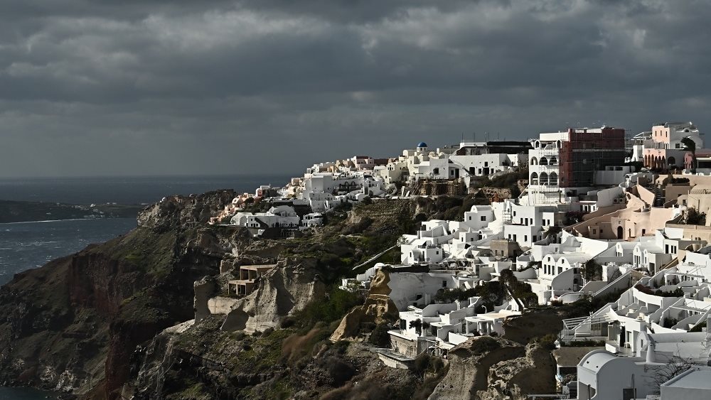 Σαντορίνη: Τέσσερις σεισμοί πάνω από 4 Ρίχτερ μέσα σε δύο ώρες - Πότε "βλέπει" επιστροφή στην κανονικότητα ο Ευθ. Λέκκας