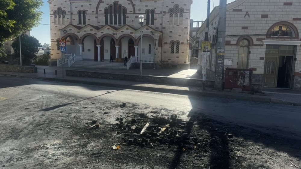 Ηράκλειο: Μαζί με τον "Ιούδα", έκαψαν και κάδους απορριμμάτων, παγκάκια και φανάρια