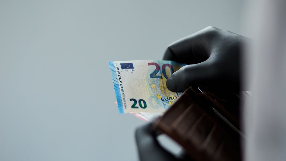 Σε δύο δόσεις οι πληρωμές των 800 ευρώ στις ειδικές κατηγορίες
