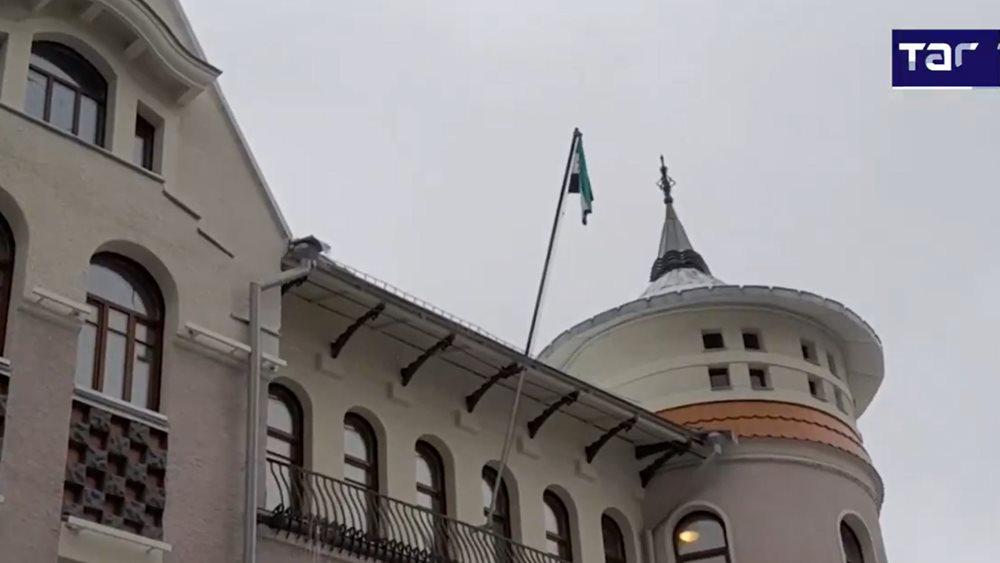 Πτώση Άσαντ: Η σημαία της συριακής αντιπολίτευσης υψώθηκε στην πρεσβεία της Συρίας στη Μόσχα