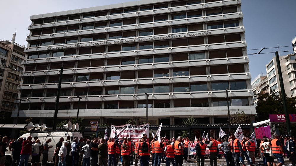 Συγκέντρωση στο ΥΠΕΘΟ: &quot;Οι εργάτες της ΛΑΡΚΟ θέλουμε δουλειά, καμίνια, μηχανές να βάλουμε μπροστά&quot;