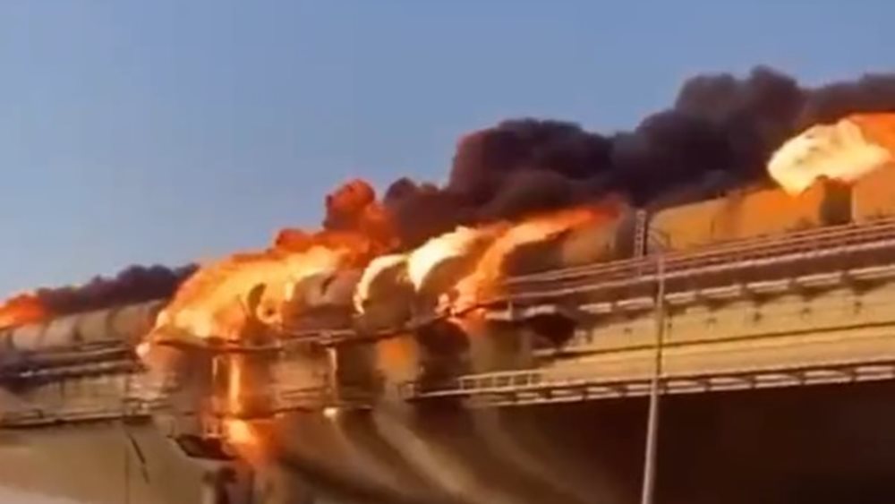Έκρηξη στη στρατηγικής σημασίας γέφυρα στο Στενό του Κερτς που συνδέει Κριμαία με Ρωσία - Τρεις νεκροί