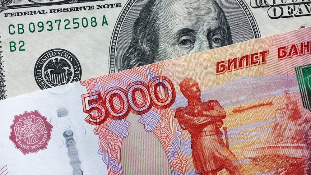 Το ρούβλι ενισχύεται έναντι δολαρίου και ευρώ λόγω ελλείμματος ρευστότητας