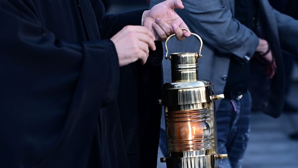 Θεσσαλονίκη: Το Άγιο Φως έφτασε λίγα λεπτά πριν τις 9 στο αεροδρόμιο "Μακεδονία"