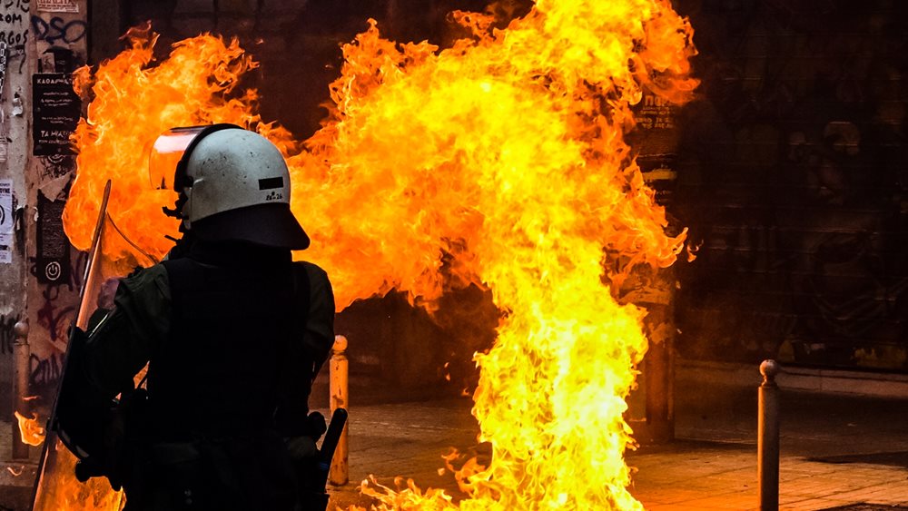 Θεσσαλονίκη: Κουκουλοφόροι έριξαν μολότοφ σε αστυνομικούς έξω από το τουρκικό προξενείο