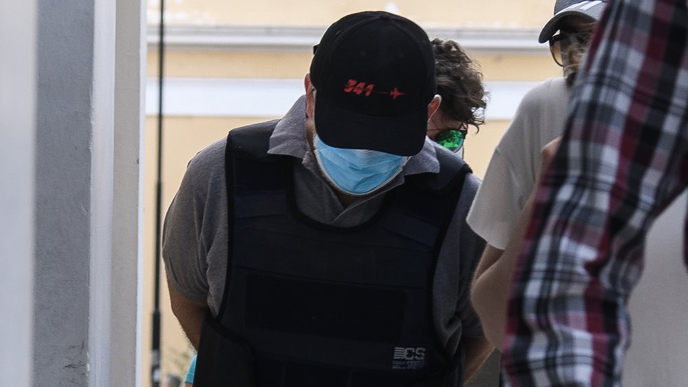 H &quot;σύμπτωση&quot; της σύλληψης του ψευτο-γιατρού, η δίκη του που αναβλήθηκε και η εγγύηση των 30.000 ευρώ