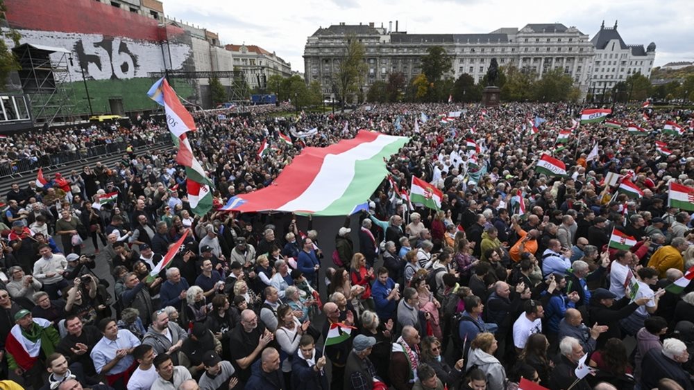 Ουγγαρία: Δεκάδες χιλιάδες στους δρόμους, σε διαφορετικές κινητοποιήσεις της κυβέρνησης και της αντιπολίτευσης