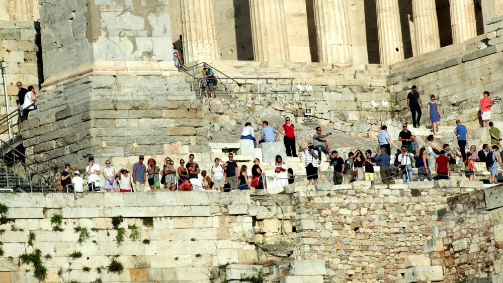 Έρευνες της αστυνομίας για επίθεση στο φυλάκιο της Πνύκας