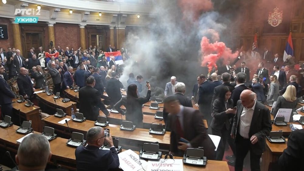 Εικόνες χάους στο Κοινοβούλιο της Σερβίας: Η αντιπολίτευση άναψε καπνογόνα - Τρεις τραυματίες, ο ένας σοβαρά