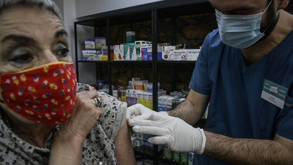 Επταήμερη λειτουργία και ωράριο έως τις 12 το βράδυ για τα εμβολιαστικά κέντρα