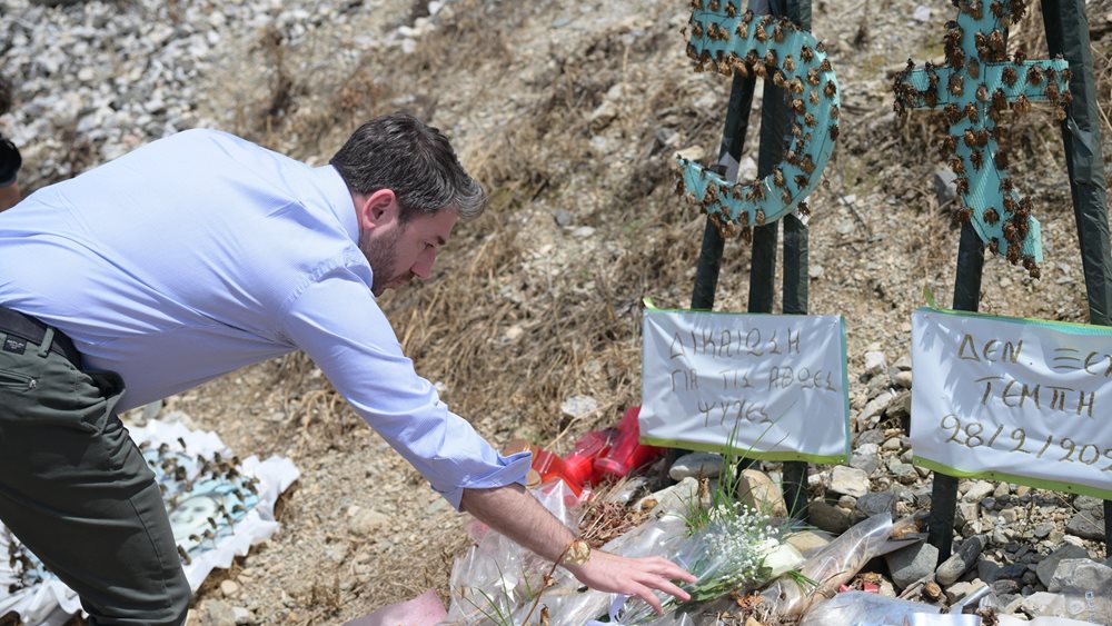 Στον τόπο της τραγωδίας των Τεμπών Νίκος Ανδρουλάκης και Νίκολας Σμιτ