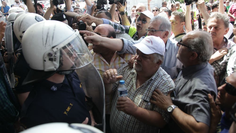 Ένταση και κατεβασμένα ρολά για τον ΟΛΠ