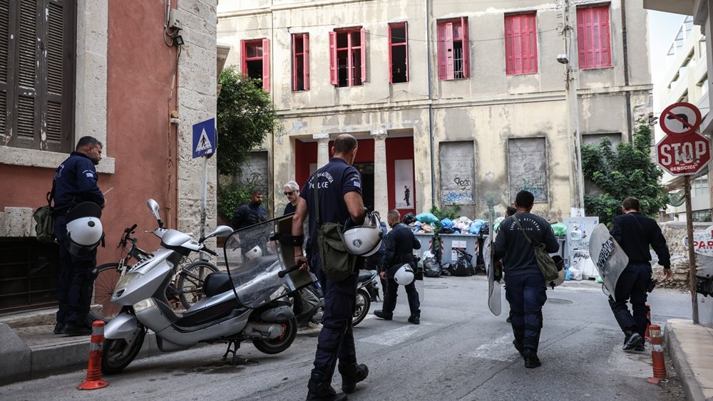 Ηράκλειο: Έφοδος της ΕΛ.ΑΣ. στην κατάληψη του &quot;Ευαγγελισμού&quot; - Έξι συλλήψεις για την επίθεση κατά Βορίδη