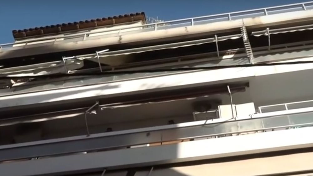 Πυρκαγιά σε διαμέρισμα τετάρτου ορόφου στον Πειραιά - Απομακρύνθηκαν τρία άτομα - Τραυματίστηκαν δύο πυροσβέστες
