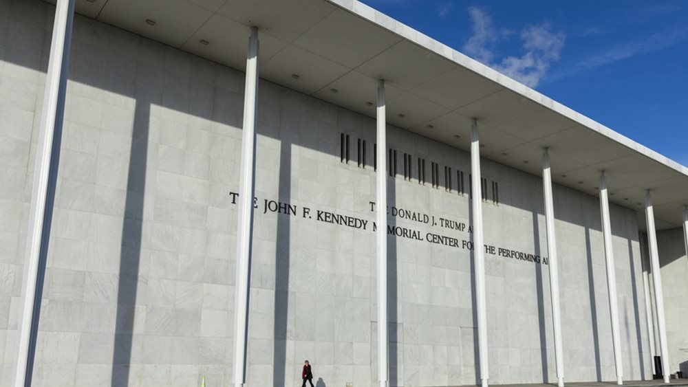 Αγωγή κατά Τραμπ για τη μετονομασία του Κέντρου Κένεντι κατέθεσε βουλευτής και μέλος του ΔΣ