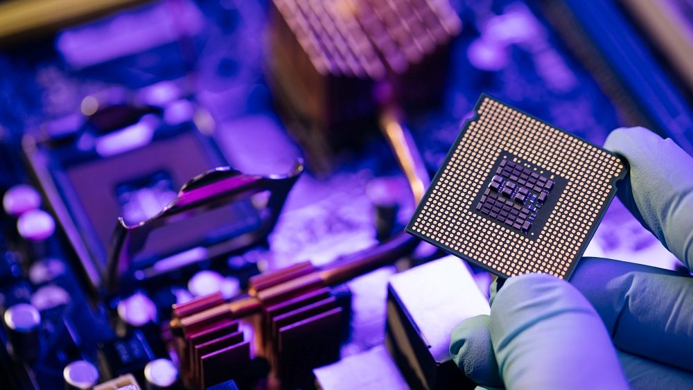 Intel CEO expects shortage of semiconductors to last until 2024