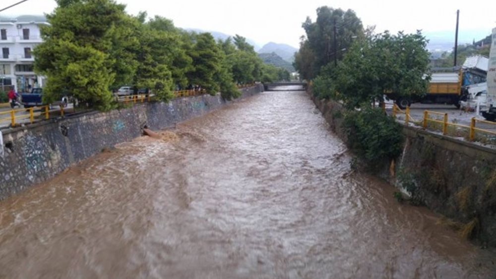 Μυτιλήνη: Πλημμυρισμένα καταστήματα και προβλήματα στο οδικό δίκτυο από την έντονη χαλαζόπτωση