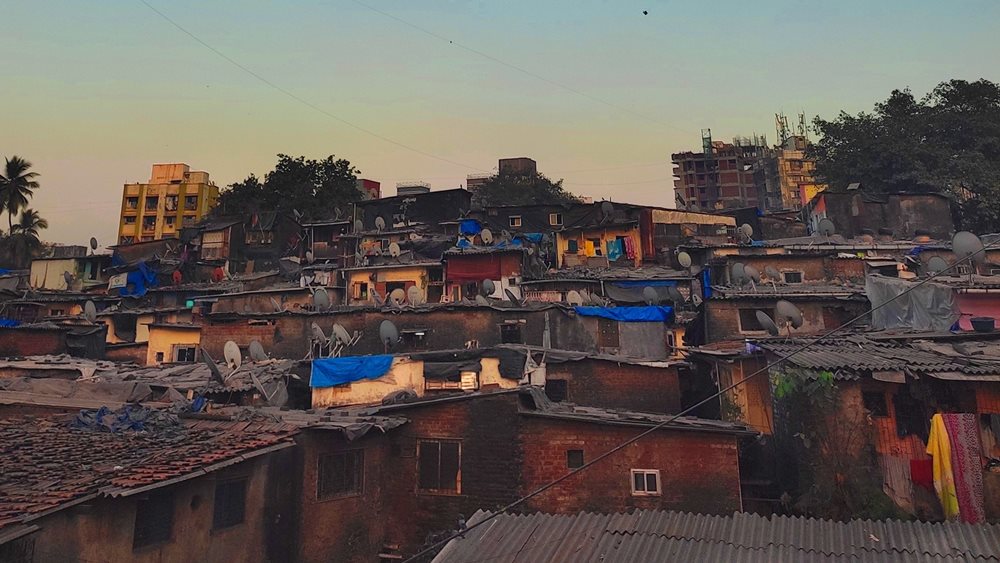 Ο δισεκατομμυριούχος Γκαουτάμ Αντάνι θα αναβαθμίσει τη διάσημη παραγκούπολη της Βομβάης