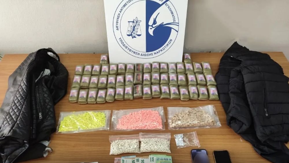 Συνελήφθησαν δύο άτομα στο αεροδρόμιο &quot;Ελ. Βενιζέλος&quot; με 5 κιλά κάνναβη και πάνω από 3.500 ναρκωτικά χάπια