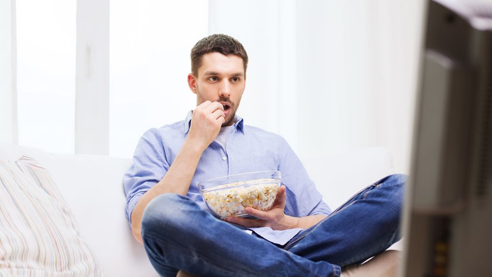 Βλέπετε πολλές ώρες τηλεόραση κάθε μέρα; Μάθετε από τι μπορεί να κινδυνεύετε