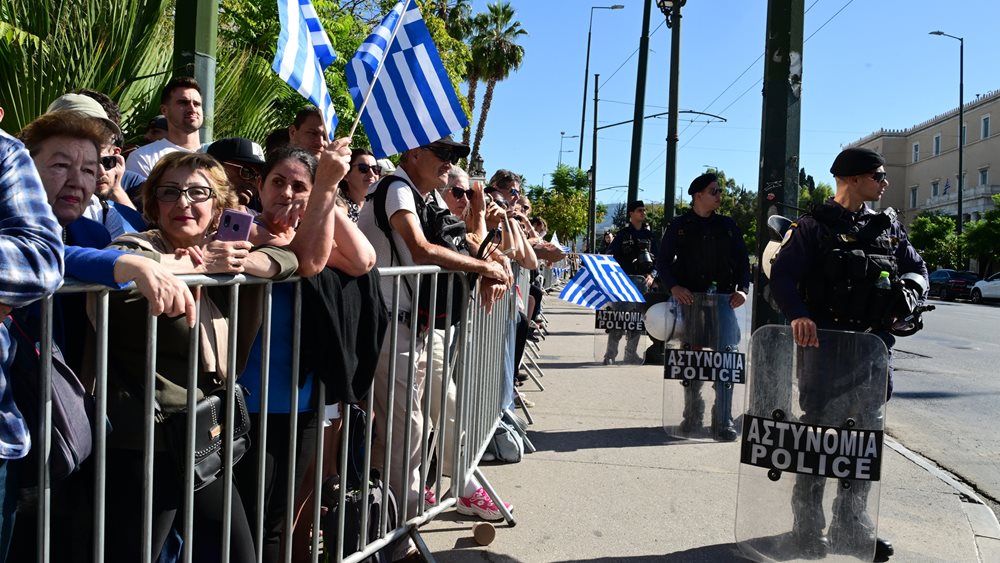 Σε εξέλιξη η μαθητική παρέλαση στην Αθήνα