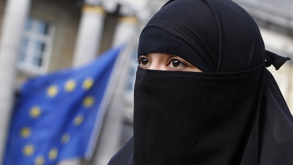 Ελβετία: Η &quot;απαγόρευση της μπούρκα&quot; θα τεθεί σε ισχύ από το 2025