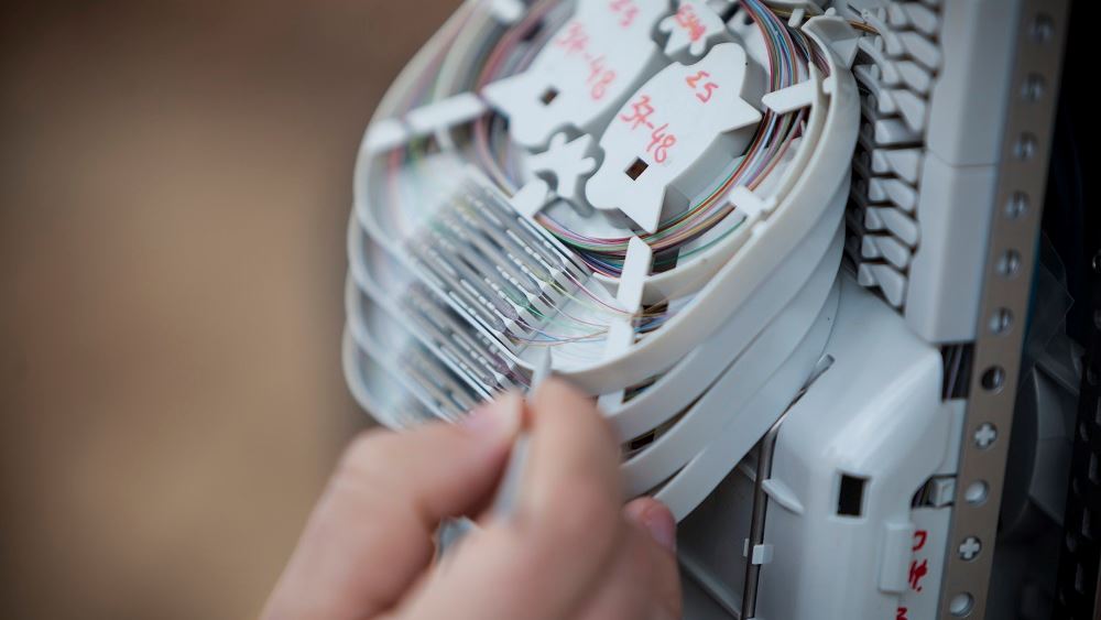 Facebook και Google βλέπουν καλώδια οπτικών ινών στην Ελλάδα