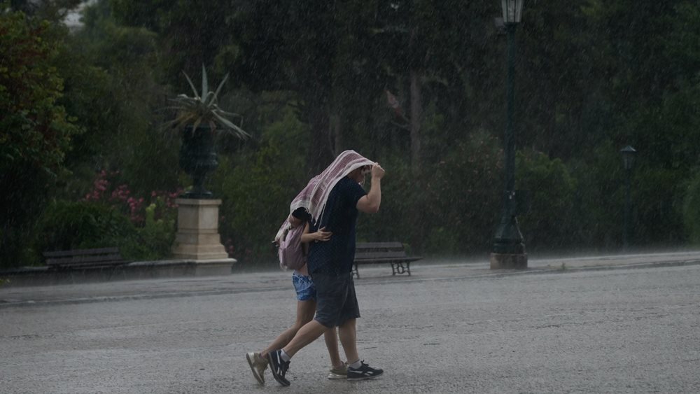 Καταιγίδα στην Αττική - Έκλεισε η οδός Πειραιώς
