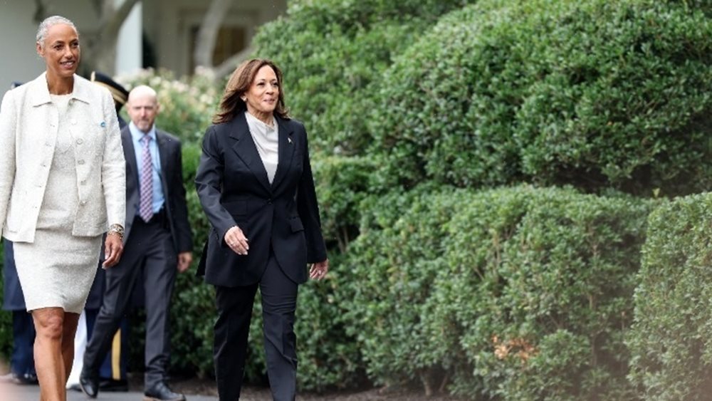 Η Κάμαλα Χάρις ζητεί να "μπει τέλος στην επιδημία" της ένοπλης βίας