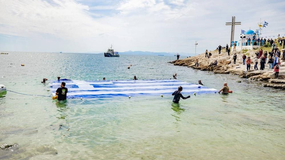 Ρίγη συγκίνησης με την Ελληνική σημαία στη θάλασσα του Πειραιά για την Εθνική Επέτειο της 25ης Μαρτίου