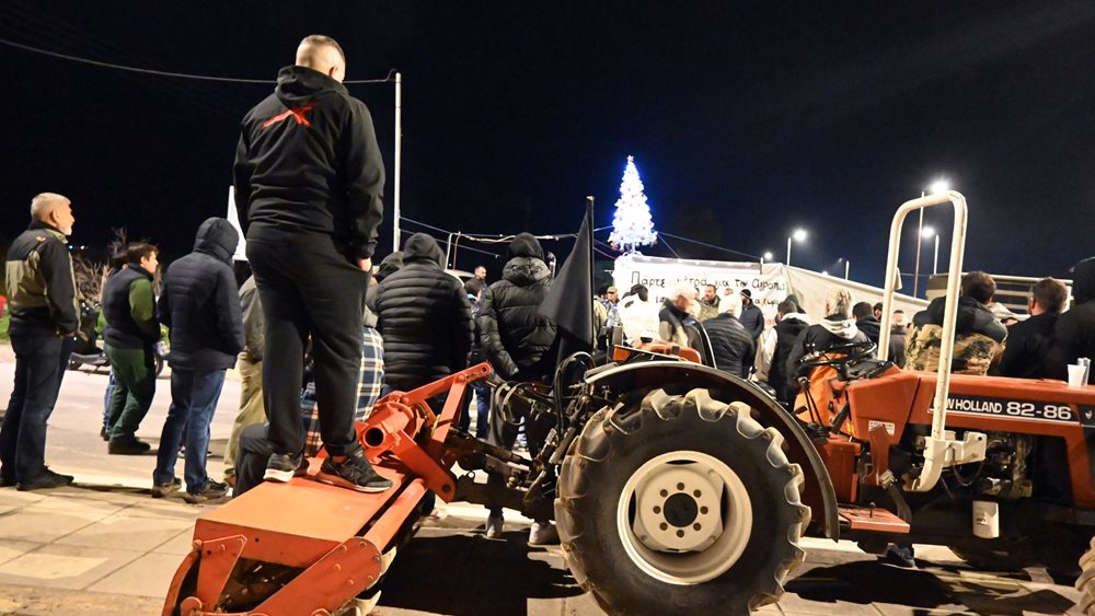 Παραμένουν οι αγρότες στο μπλόκο της Νίκαιας – Κλειστή η εθνική οδός Αθηνών-Θεσσαλονίκης