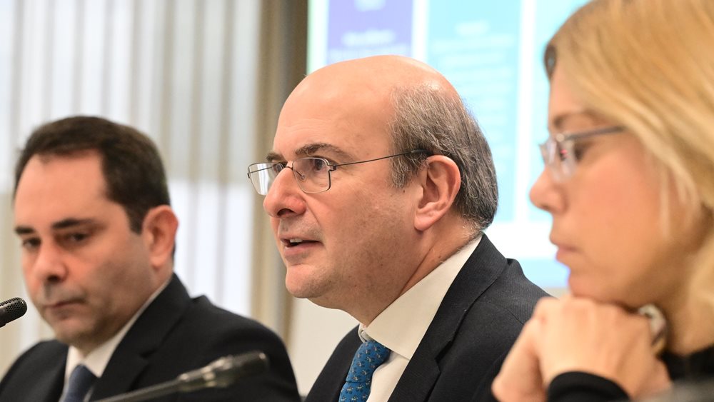 Κ. Χατζηδάκης: Πόσο μειώνονται οι χρεώσεις των τραπεζών για πληρωμές, εμβάσματα, αναλήψεις από ATM - Στα €150 εκατ. το κόστος των μέτρων
