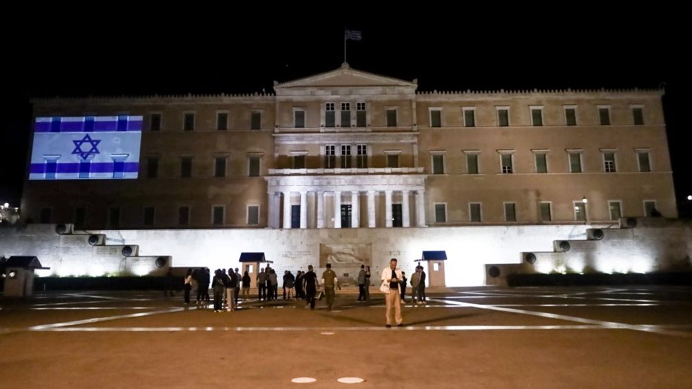 Στα χρώματα της σημαίας του Ισραήλ φωταγωγήθηκε η Βουλή